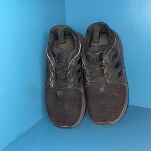 No tie black on black Adidias